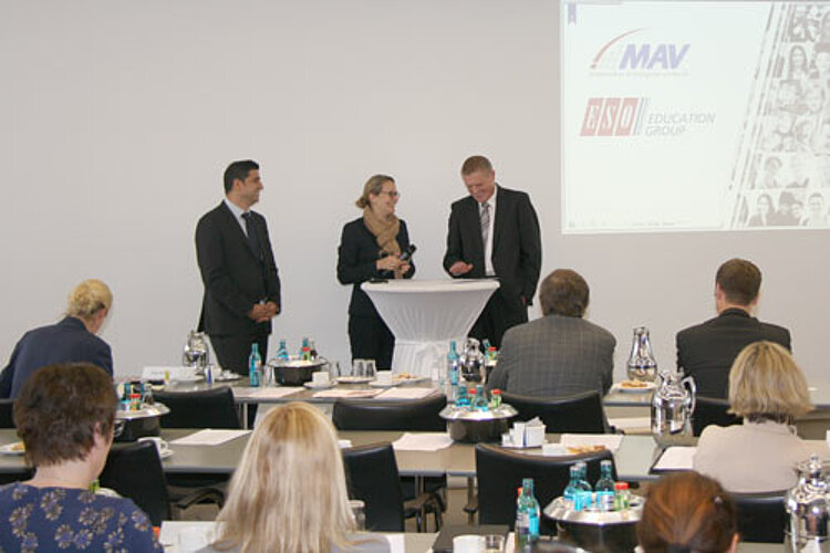 Erfahrungsaustausch zum Thema „Integration von Flüchtlingen in Arbeit und Ausbildung“ Erfahrungsaustausch zum Thema „Integration von Flüchtlingen in Arbeit und Ausbildung“