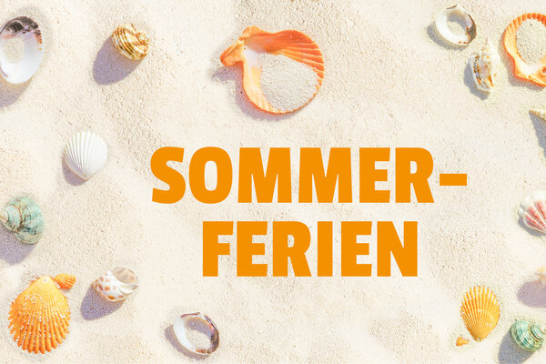 Im Sand liegen viele bunte Muscheln. In der freien Sandfläche steht das Wort "SOMMERFERIEN" in orangefarbenen Lettern.