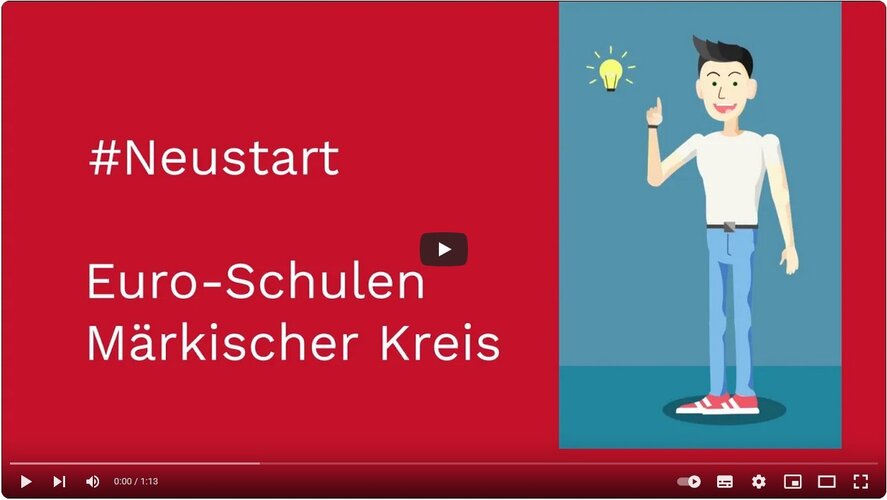 Auf einer roten Fläche steht der folgende Text: #Neustart / Euro-Schulen Märkischer Kreis. Rechts daneben das Motiv eines jungen Mannes in Jeans mit weißem T-Shirt, der die rechte Hand hebt und so tut, als "sei ihm ein Licht aufgegangen". Diese Metapher wird verstärkt durch die Glühbirne neben der Hand