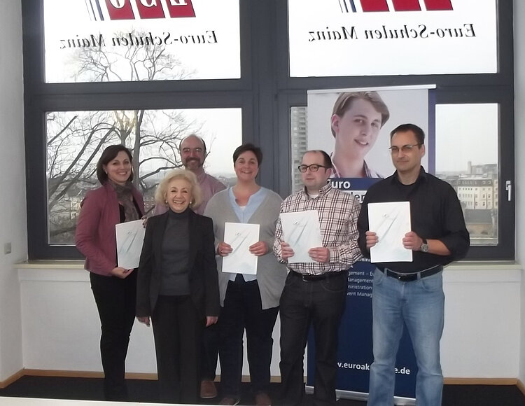 Geprüfte Fremdsprachenkorrespondenten freuen sich über Diplome Geprüfte Fremdsprachenkorrespondenten freuen sich über Diplome