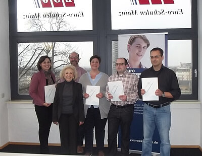 Geprüfte Fremdsprachenkorrespondenten freuen sich über Diplome Geprüfte Fremdsprachenkorrespondenten freuen sich über Diplome-1