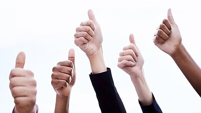 Halbzeit im Projekt HoGa-Resilienz Dieverse hochgestreckte Arme, die einen Daumen nach oben zeigen.