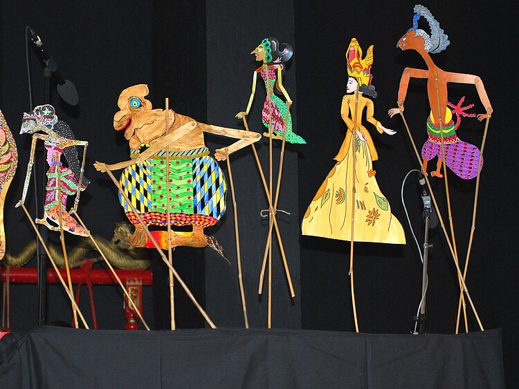 Erzieher entdecken indonesisches Wayang-Kulit-Schattenspiel Erzieher entdecken indonesisches Wayang-Kulit-Schattenspiel
