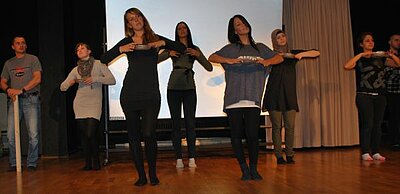 Klassen der Fachschule für Sozialpädagogik verbinden Kulturen auf tänzerische Wegen Klassen der Fachschule für Sozialpädagogik verbinden Kulturen auf tänzerische Wegen