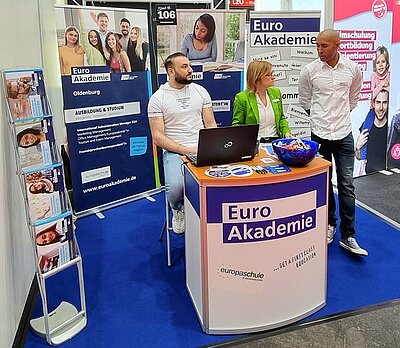 19. Jobmesse in Oldenburg mit großem Besucherandrang Drei Mitarbeitende der Euro Akademie und Euro-Schulen Oldenburg stehen an ihrem Messestand auf der 19. Jobmesse in Oldenburg.