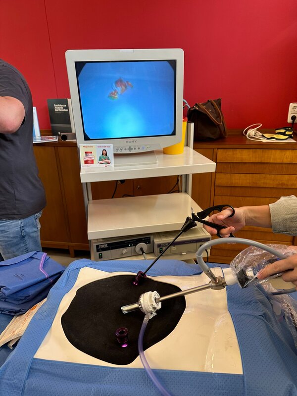 Es wird ein medizinischer Eingriff simuliert.