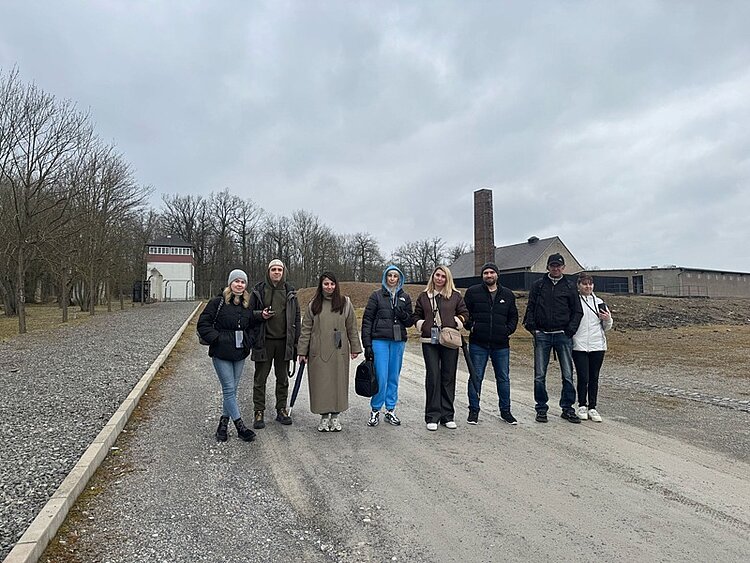 Besuch der Gedenkstätte Buchenwald Teilnehmende des Orientierungskurses auf dem Geländer der Gedenkstätte Buchenwald in Weimar.