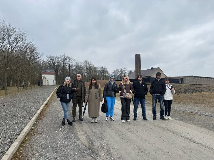 Teilnehmende des Orientierungskurses auf dem Geländer der Gedenkstätte Buchenwald in Weimar.