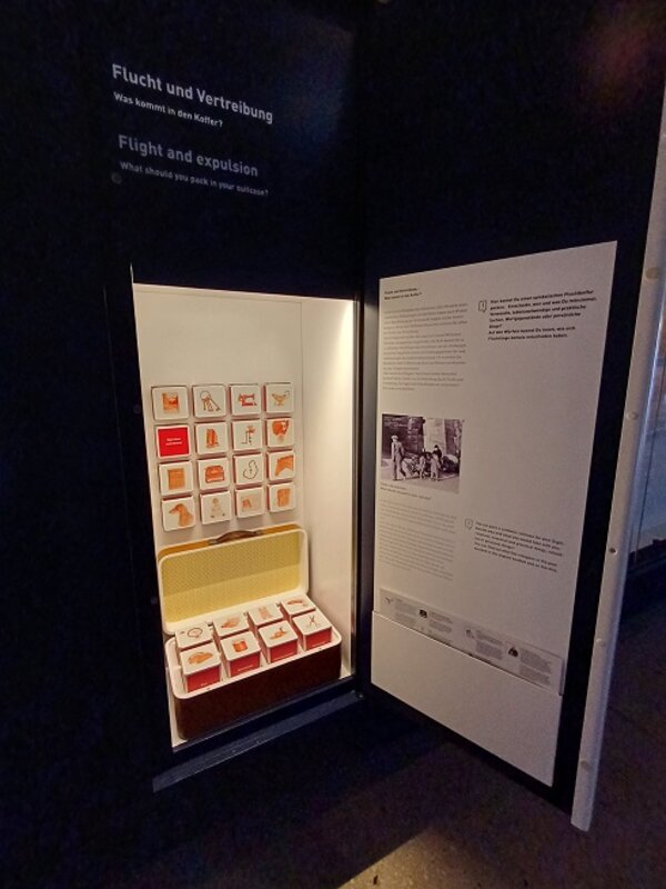 Ausstellungsstücke zum Thema Flucht und Vertreibung im Militärmuseum der Bundeswehr in Dresden.