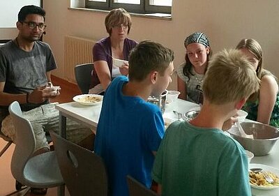 Projekt PerJuF: Ein Teilnehmer kocht gemeinsam mit Schülern Projekt PerJuF: Ein Teilnehmer kocht gemeinsam mit Schülern-1