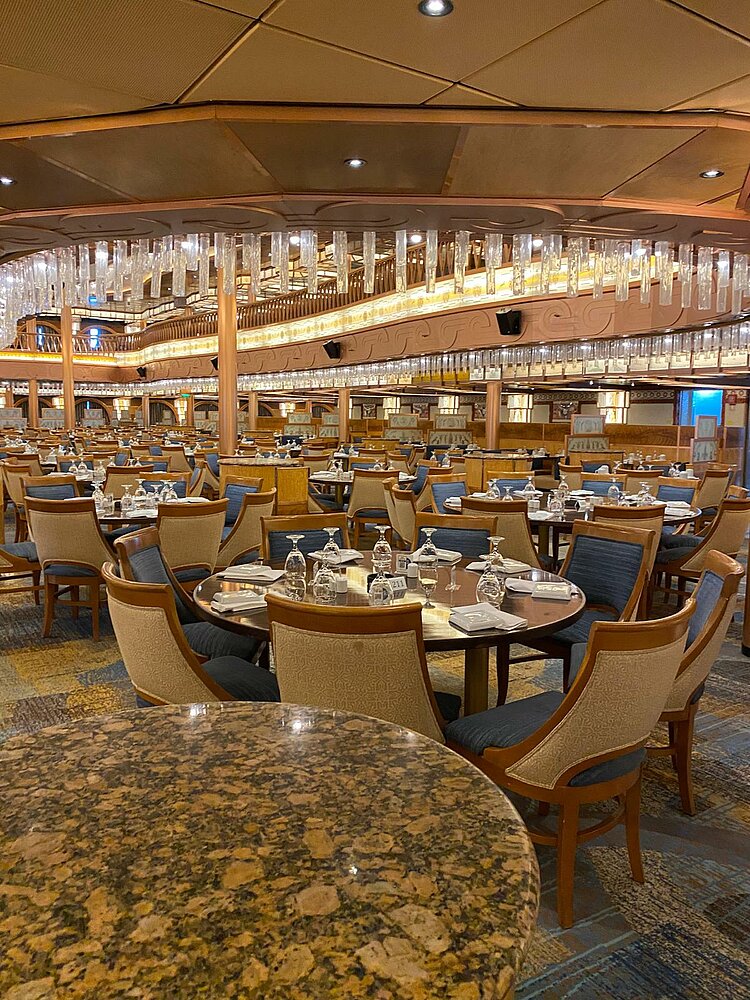 Touristisches Wissen erfahren bei der Schiffsbesichtigung der Carnival Pride