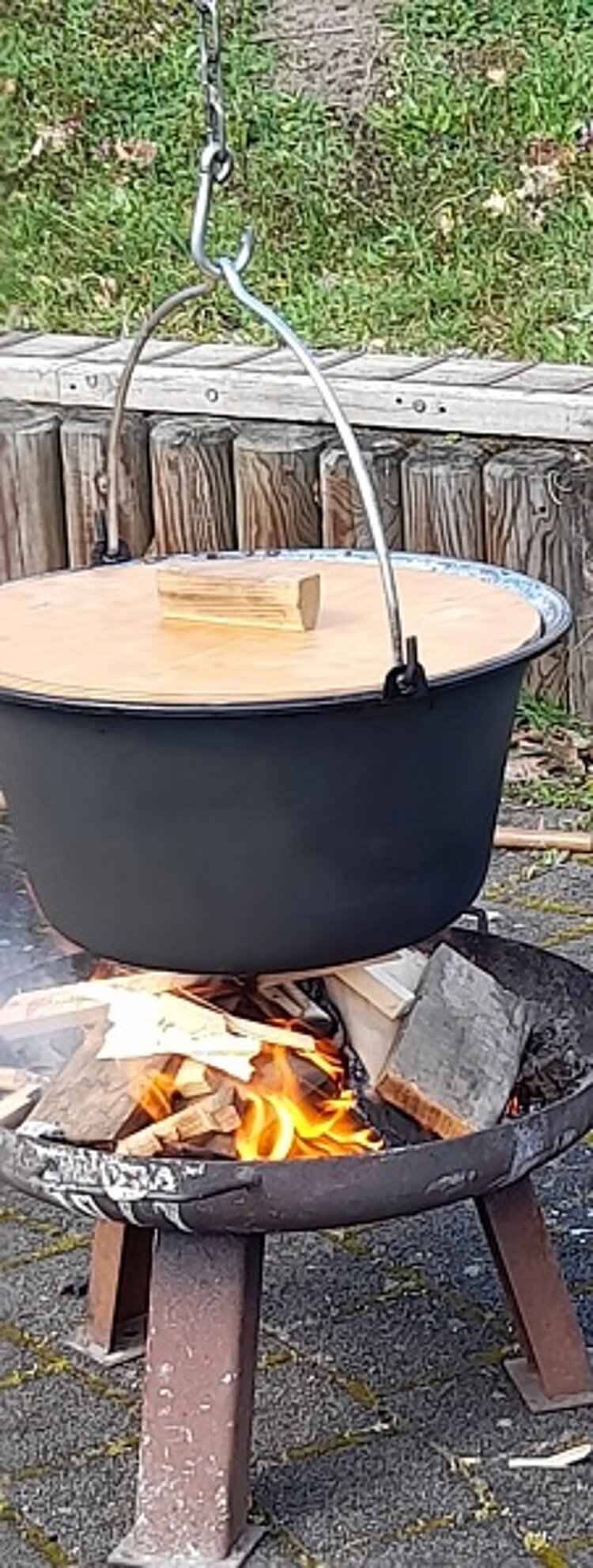 Traditionelles Fest: Osterfeuer mit Kesselsuppe