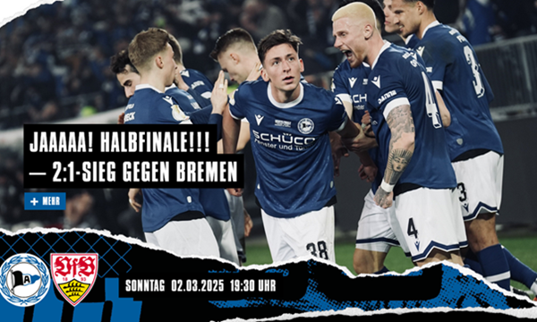 Szenenbild der Fußballtraditionsfussballmannschaft Arminia Bielefeld, Fussballspieler in blauen Trikots und weißen Sporthosen stehen auf dem Platz und feiern den Sieg.