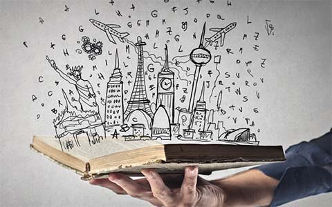 Eine Hand hält ein geöffnetes Buch, aus dem eine Vielzahl von gezeichneten Symbolen und Ikonen weltberühmter Sehenswürdigkeiten und Objekte wie der Eiffelturm, die Freiheitsstatue und musikalische Noten emporsteigen, was die Kraft der Fantasie und Bildung symbolisiert.