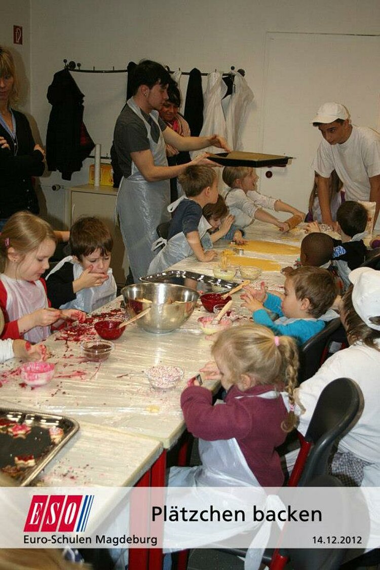 Weihnachtliches Märchenspiel und Keksebacken Weihnachtliches Märchenspiel und Keksebacken
