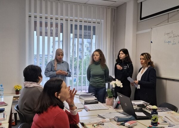 Vier Teilnehmerinnen des B2-Kurses stehen vorn am Whiteboard im Unterrichtsraum.