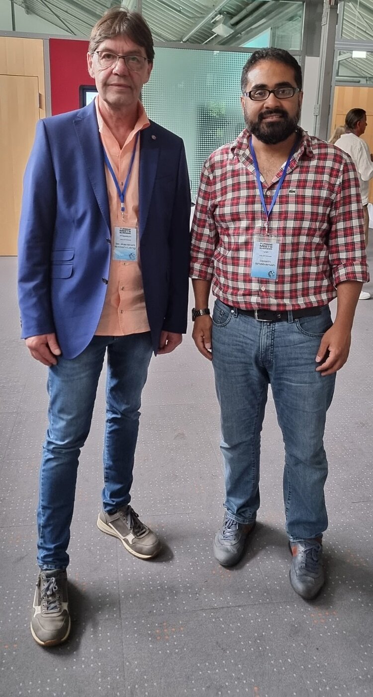 Erfolgreiches Gastspiel beim Sponsoren-Netzwerktreffen des 1. FFC Turbine Potsdam Euro-Schulen Leiter Islam Shabanah posiert gemeinsam mit Mannschaftspräsident Karsten Ritter-Lang für ein Foto.