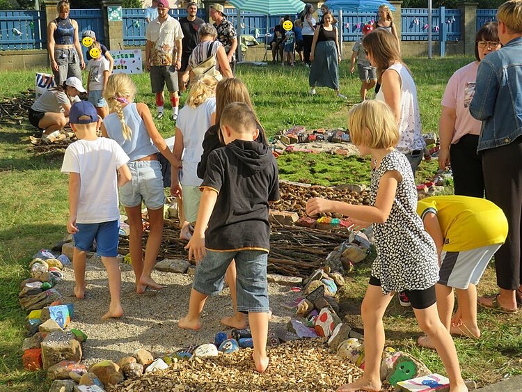 Der nächste Schritt unserer Klimaschule Kinder erkunden den schön gestalteten Sinnespfad, laufen barfuß über Sand, Stöcker, Steine.