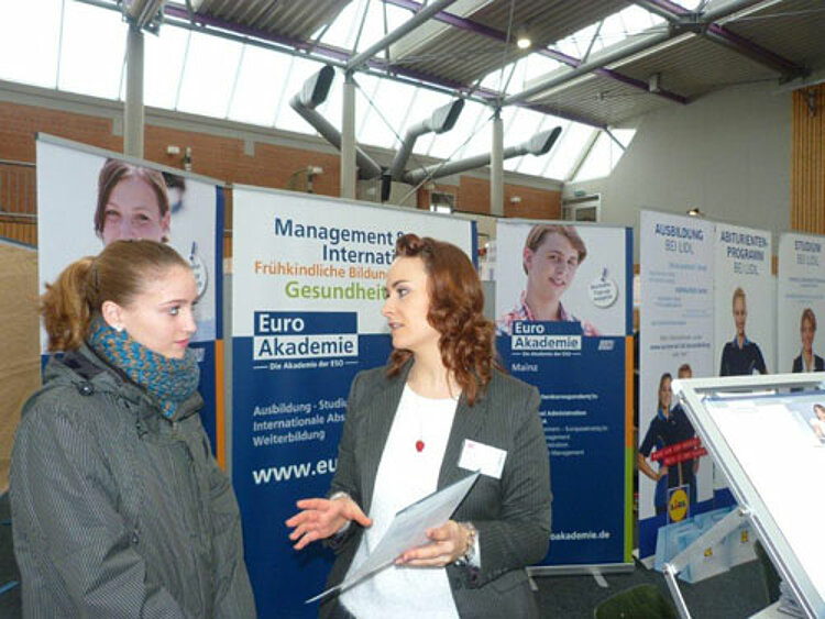 Zahlreiche Besucher bei Ausbildungsmesse in Rüsselsheim Zahlreiche Besucher bei Ausbildungsmesse in Rüsselsheim
