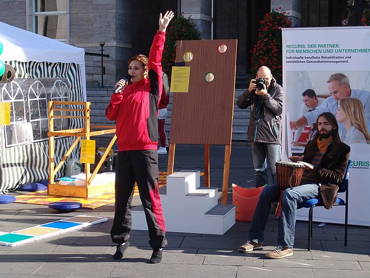 Physiotherapie zum Mitmachen beim 10. Deutschen Reha-Tag in Halle (Saale) Physiotherapie zum Mitmachen beim 10. Deutschen Reha-Tag in Halle (Saale)