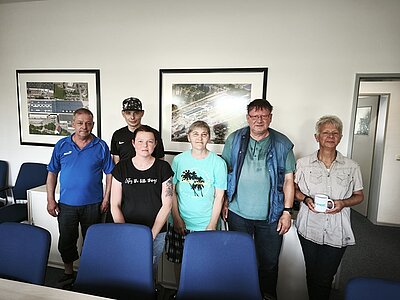 Exkursion zur Firma Scheidt Die Teilnehmenden der Maßnahme Kompakt der Euro-Schulen Hoyerswerda posieren bei der Betriebsbesichtigung für ein Gruppenfoto.