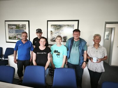 Die Teilnehmenden der Maßnahme Kompakt der Euro-Schulen Hoyerswerda posieren bei der Betriebsbesichtigung für ein Gruppenfoto.
