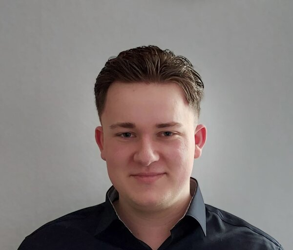 Das Bild zeigt eine Porträtaufnahme des Auszubildenden Alexander Rothe 