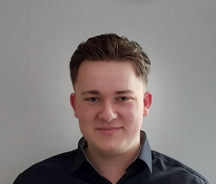 Das Bild zeigt eine Porträtaufnahme des Auszubildenden Alexander Rothe 