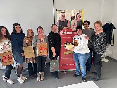 Festliche Weihnachtszeit bei den Euro-Schulen Ostwestfalen Gruppenbild von Schülern, Lehrkräften und Mitarbeitenden