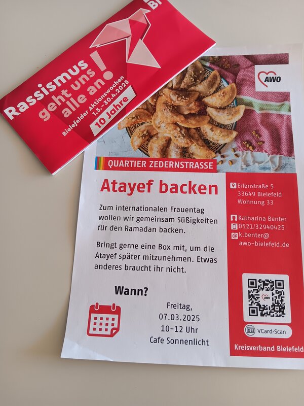 Ein Flyer mit der Ankündigung eines Atayef-Backevents zum internationalen Frauentag. Der Flyer enthält Informationen zum Veranstaltungsort (Cafe Sonnenlicht, Bielefeld) und zur Uhrzeit (07.03.2025, 10–12 Uhr). Im Hintergrund ist ein Teller mit gefüllten Atayef zu sehen.