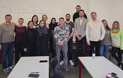 20 Jahre Integrationskurse in Deutschland Die Teilnehmenden des Integrationskurses der Euro-Schulen Görlitz posieren, gemeinsam mit ihrer Dozentin, gut gelaunt für ein Foto