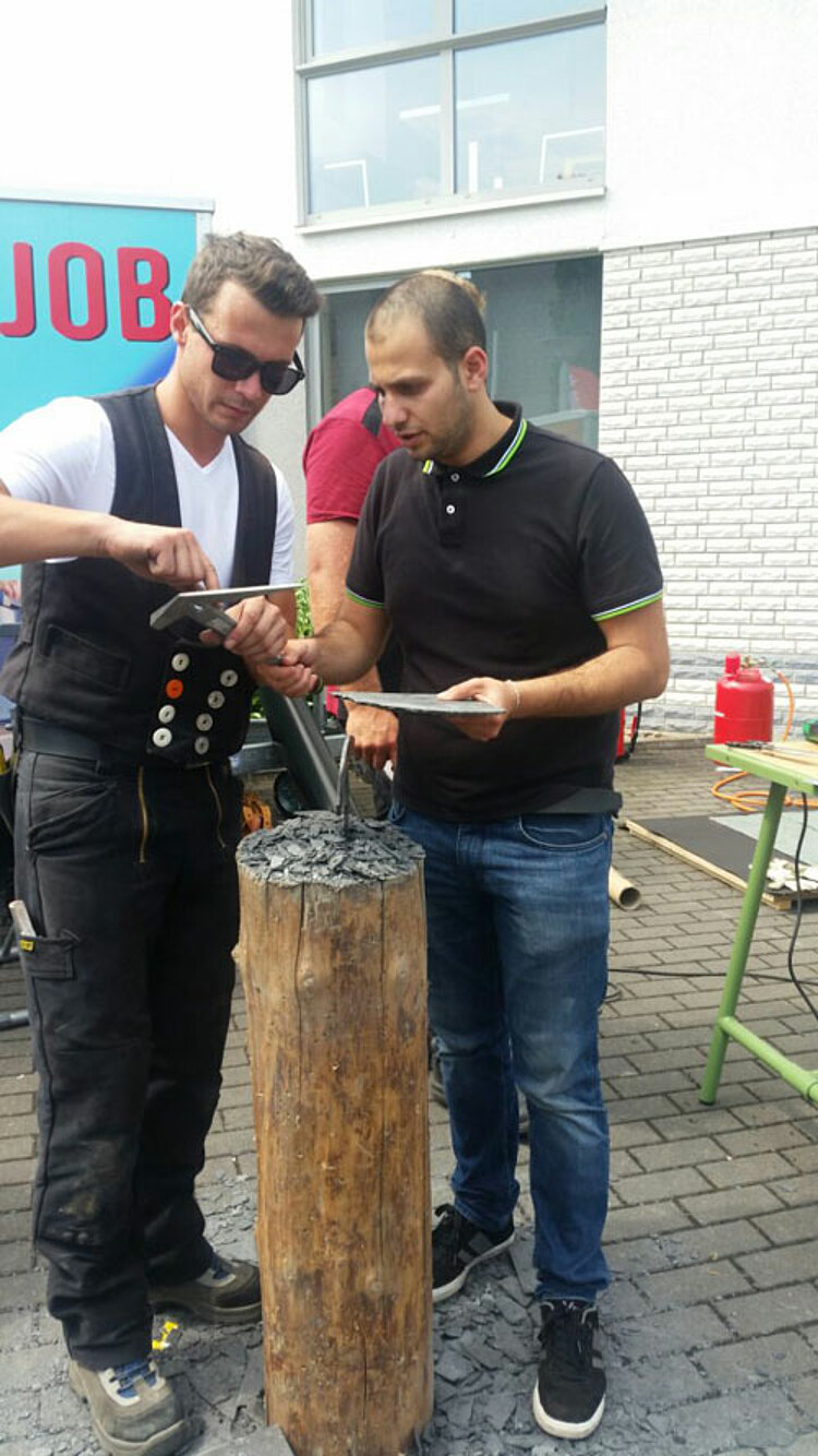 PerJuF-Teilnehmer auf der Ausbildungsmesse in Hagen PerJuF-Teilnehmer auf der Ausbildungsmesse in Hagen