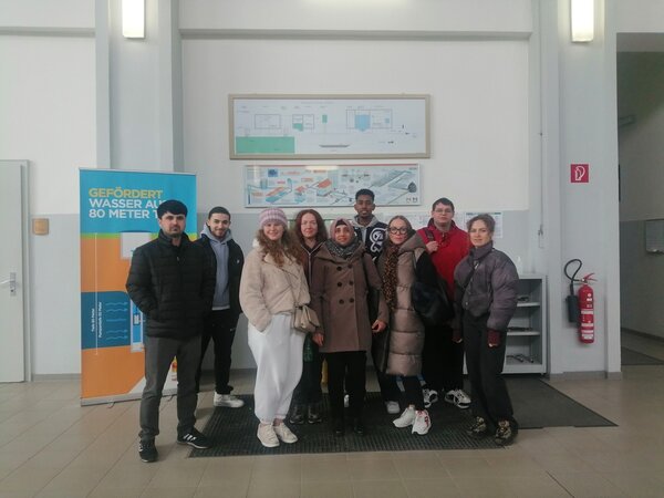Die Schülergruppe posiert im Eingangsbereich des Wasserwerks für ein Gruppenfoto.