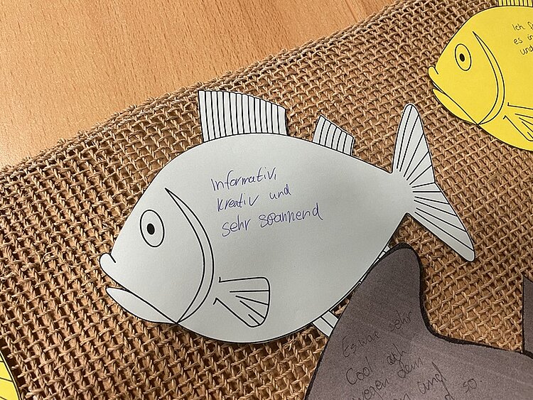 Berufsorientierung an der Euro Akademie Leipzig Selbst gebastelter Fisch aus Papier mit positivem Feedback der Schüler
