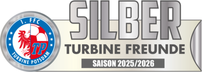 Logo des 1. FFC Turbine Potsdam mit rotem Adler und stilisiertem Fußball, daneben silberfarbener Schriftzug „SILBER TURBINE FREUNDE“ sowie der Hinweis „SAISON 2025/2026“ auf grauem Hintergrund.  Falls du eine kürzere oder barrierefreier optimierte Variante benötigst, sag gern Bescheid!