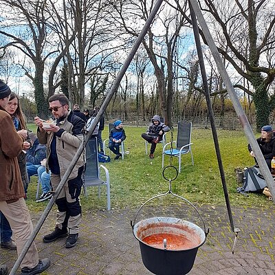 Traditionelles Fest: Osterfeuer mit Kesselsuppe