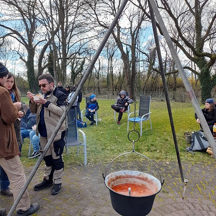 Traditionelles Fest: Osterfeuer mit Kesselsuppe