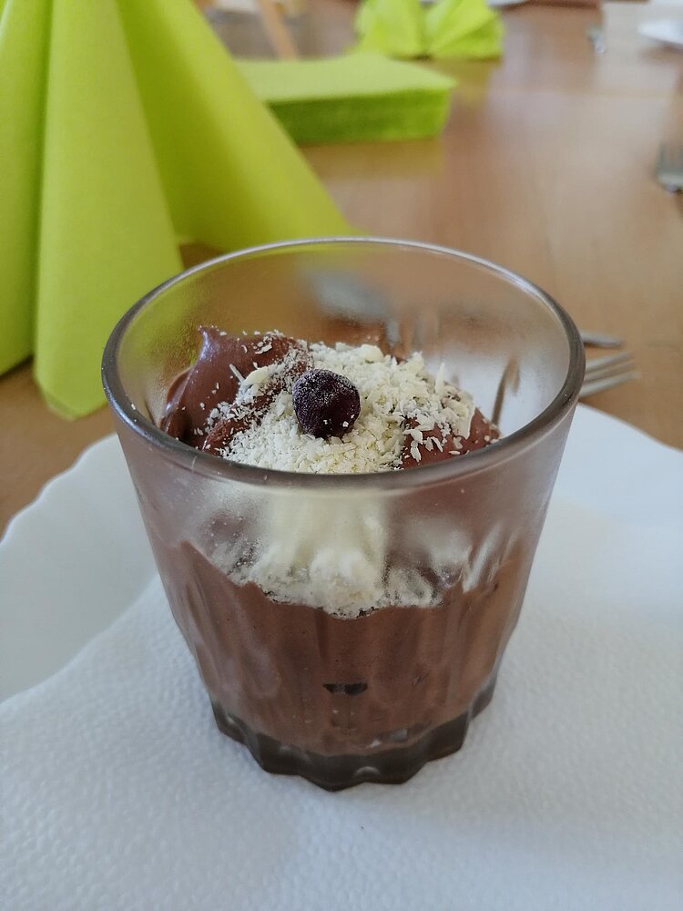 BRAFO-Projekt: Kreative Küche bringt Vielfalt auf den Tisch In einem Glas befindet sich Schokomouse und darüber wurde weiße Schokolade geraspelt.