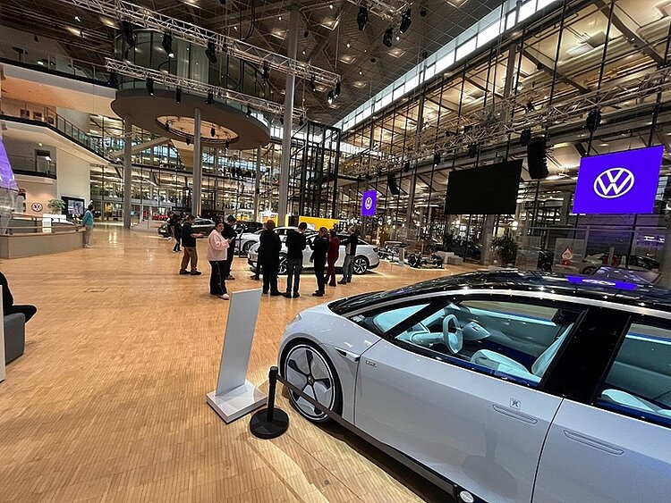 Ausflug zur VW-Manufaktur Blick in die große Gläserne Halle mit VW-Autos.