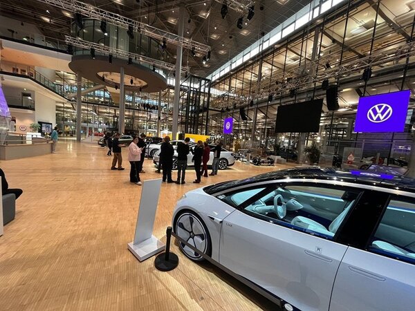 Blick in die große Gläserne Halle mit VW-Autos.
