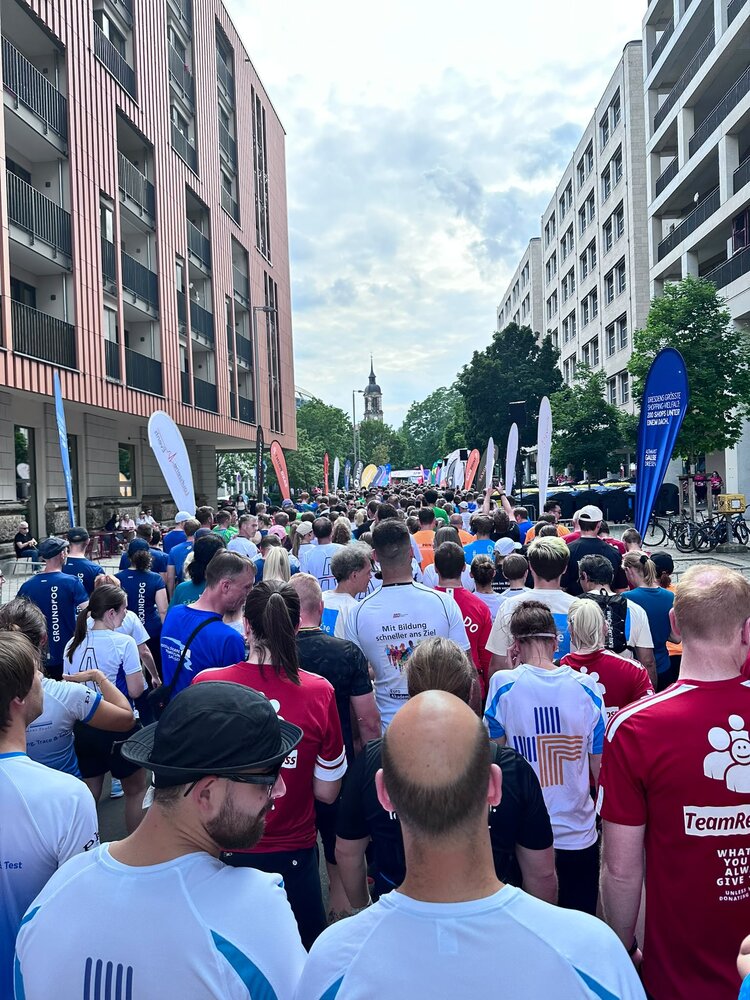 Ein Straße voller Menschen in Sporttrikots.