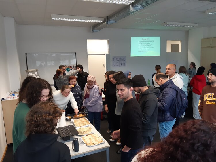 Schüler*innen und Interessent*innen stehen an Ständen des Intercultural Day an der Euro Akademie Mainz