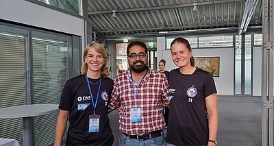 Erfolgreiches Gastspiel beim Sponsoren-Netzwerktreffen des 1. FFC Turbine Potsdam Islam Shabanah posiert mit zwei Fußballerinnen des 1. FFC Turbine Potsdam