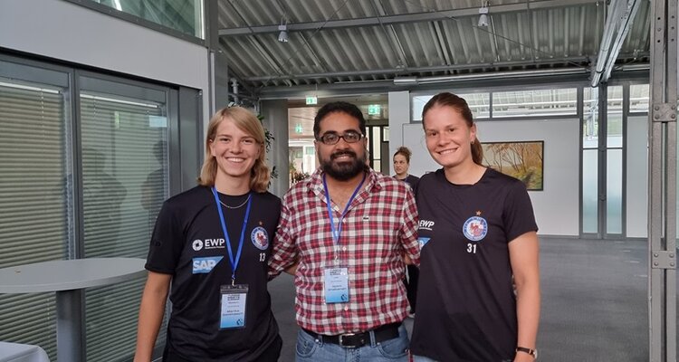 Islam Shabanah posiert mit zwei Fußballerinnen des 1. FFC Turbine Potsdam