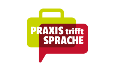 Praxis trifft Sprache: Learning by doing Zu sehen ist eine rote viereckige Sprechblase, die vor einem hellgrünen Koffer positioniert ist. In weißer Schrift steht dort "Praxis trifft Sprache".