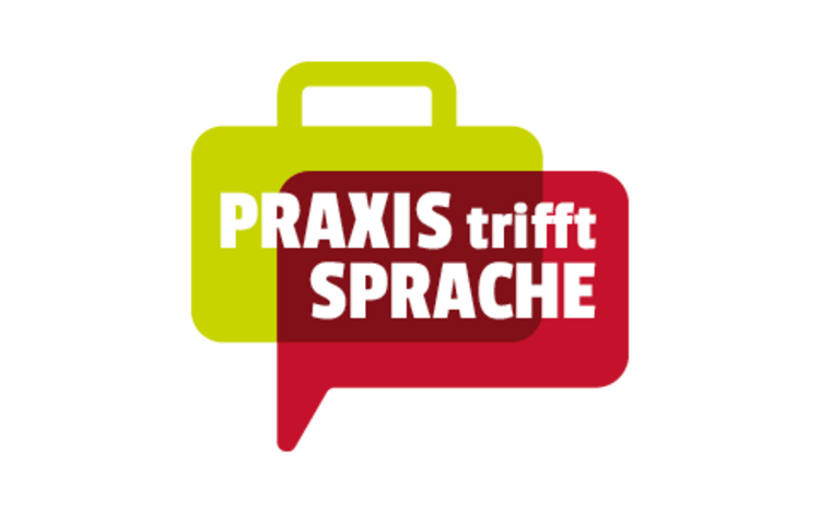 Praxis trifft Sprache: Learning by doing Zu sehen ist eine rote viereckige Sprechblase, die vor einem hellgrünen Koffer positioniert ist. In weißer Schrift steht dort "Praxis trifft Sprache".