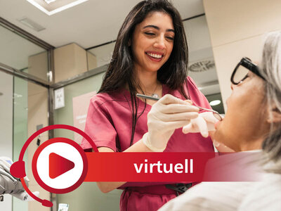 Eine lächelnde Zahnärztin in rosa Kittel behandelt eine Patientin mit Brille. Im Vordergrund befindet sich ein rotes Symbol mit Kopfhörer und Play-Taste sowie der Schriftzug „virtuell“.