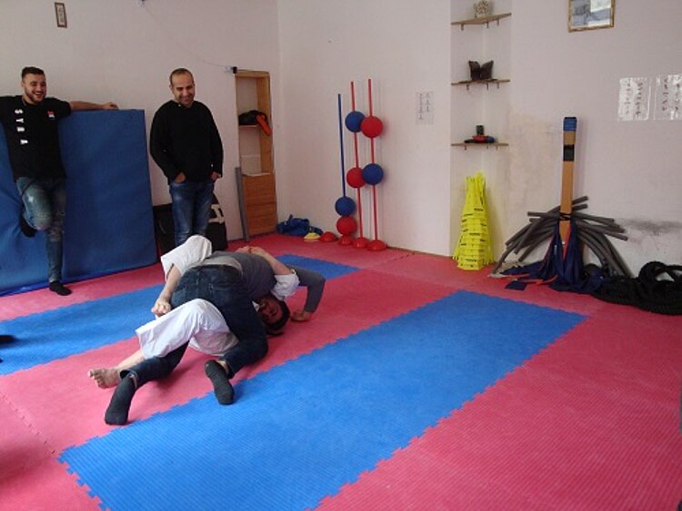 Integration durch Sport – sprachliche und soziale Kompetenzen stärken Integration durch Sport – sprachliche und soziale Kompetenzen stärken