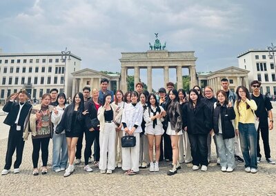 Die große Gruppe der Sprachenschülerinnen und -Schüler der Euro-Schulen Bitterfeld-Wolfen steht vor dem Brandenburger Tor und posiert für ein Gruppenfoto.