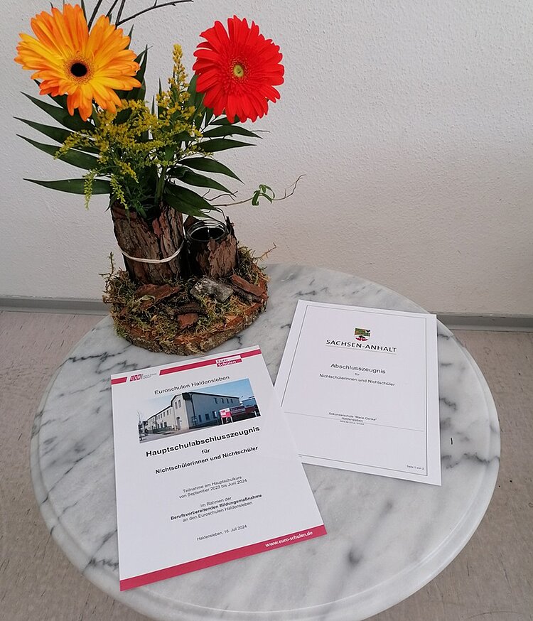 Feierliche Übergabe der Hauptschulzeugnisse Feierliche Übergabe der Hauptschulzeugnisse